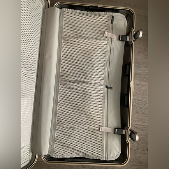 New Hybrid suitcase-trunk w/ telescopic handle, TSA locks & smooth wheels. - Picture 14 of 15